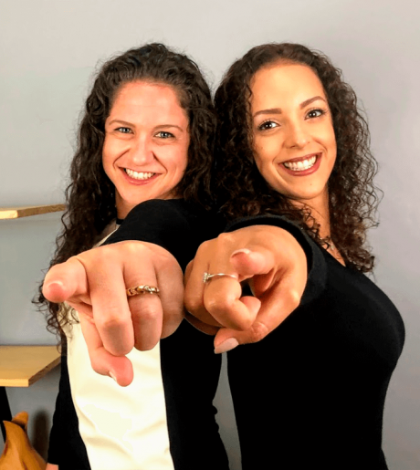 Nathalie andujar e andy apontando para a camera