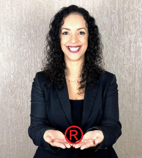 Nathalie andujar segurando o icone de marca registrada 2